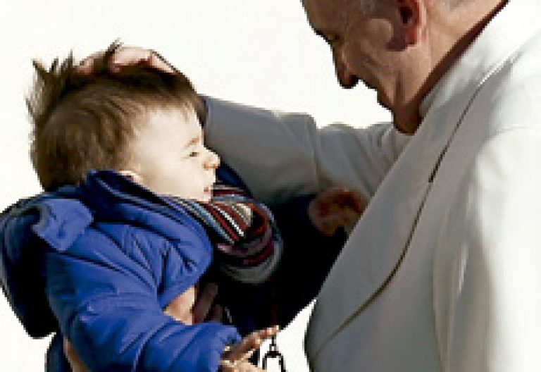papa Francisco saluda a un niño