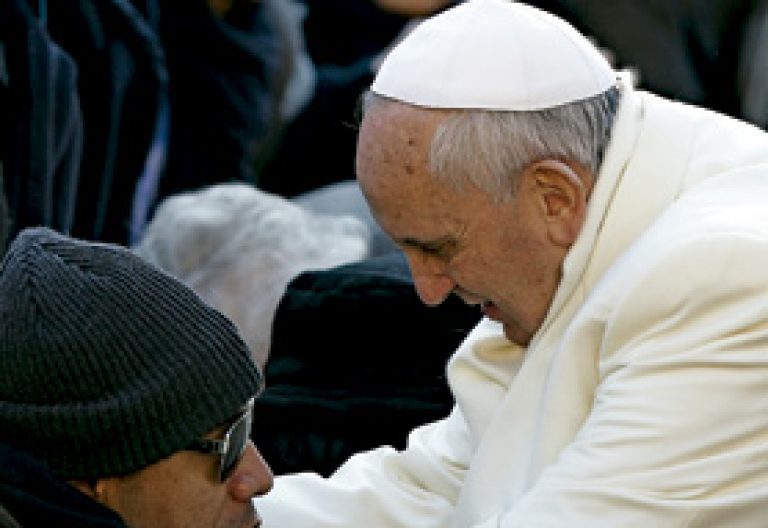 papa Francisco saluda a un hombre enfermo en silla de ruedas
