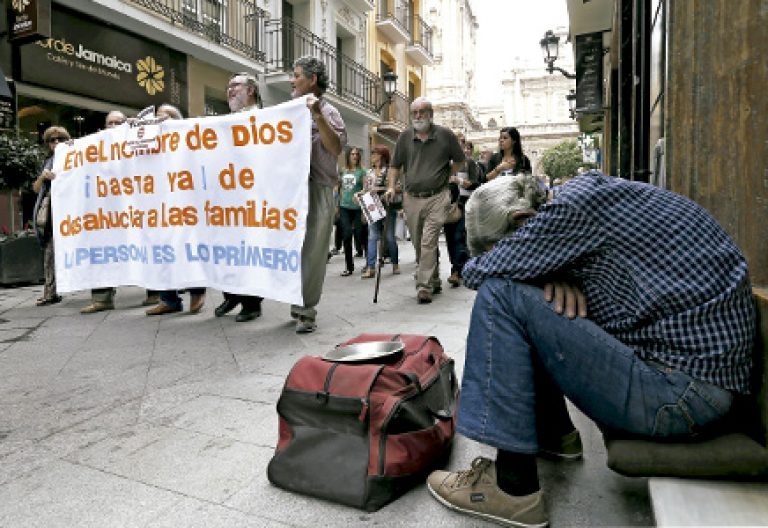 protesta en la calle contra los recortes en derechos sociales derivados de la crisis económica