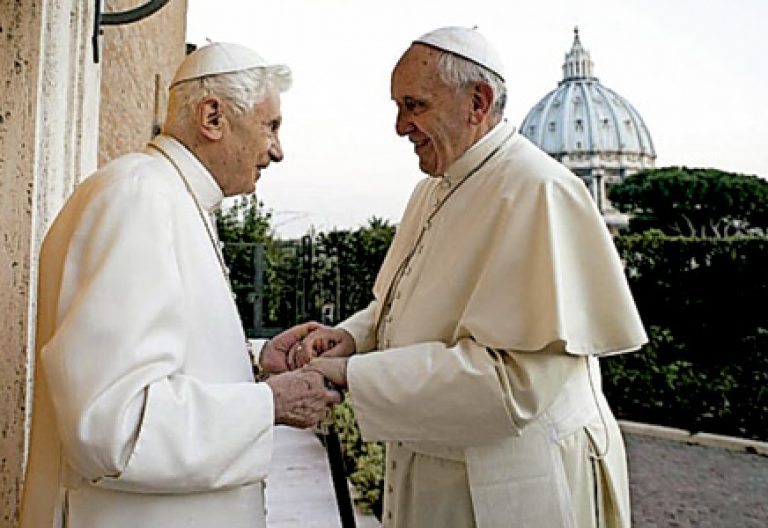 Benedicto XVI y papa Francisco encuentro en Navidad 2013