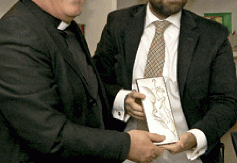 Fran Otero recibe el Premio Juan Pablo II de Comunicación de la Fundación Crónica Blanca, de