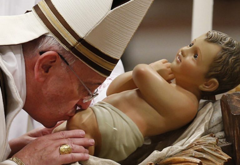 papa Francisco besa figura del Niño Jesús 25 diciembre 2013