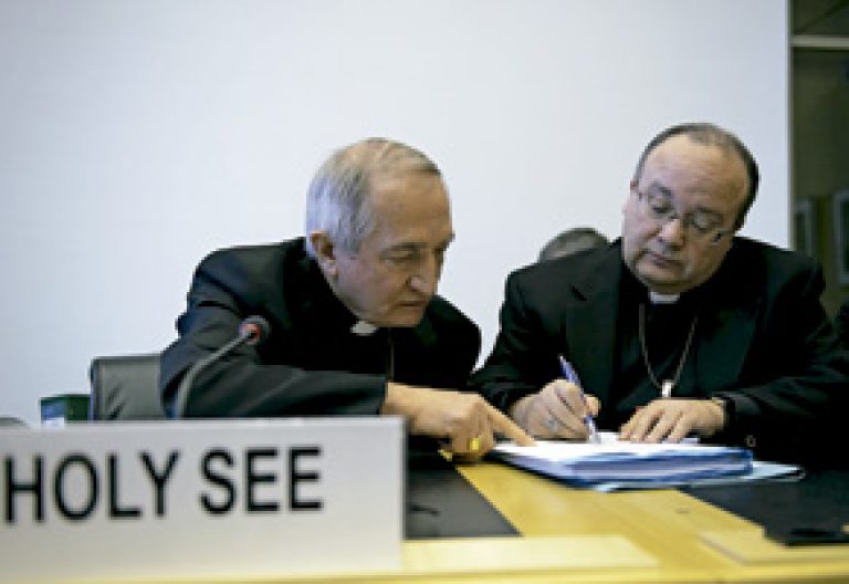 arzobispos Silvano Tomasi y Charles Scicluna delegación vaticana ante el comité sobre la Convención de los Derechos de la Infancia de la ONU 16 enero 2014