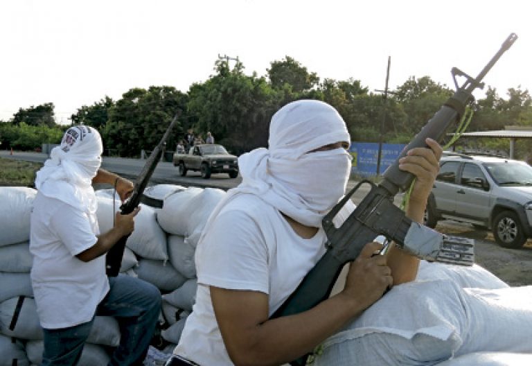 grupos populares de autodefensa contra la violencia de los narcos en Michoacán México