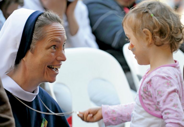 religiosa con una niña pequeña