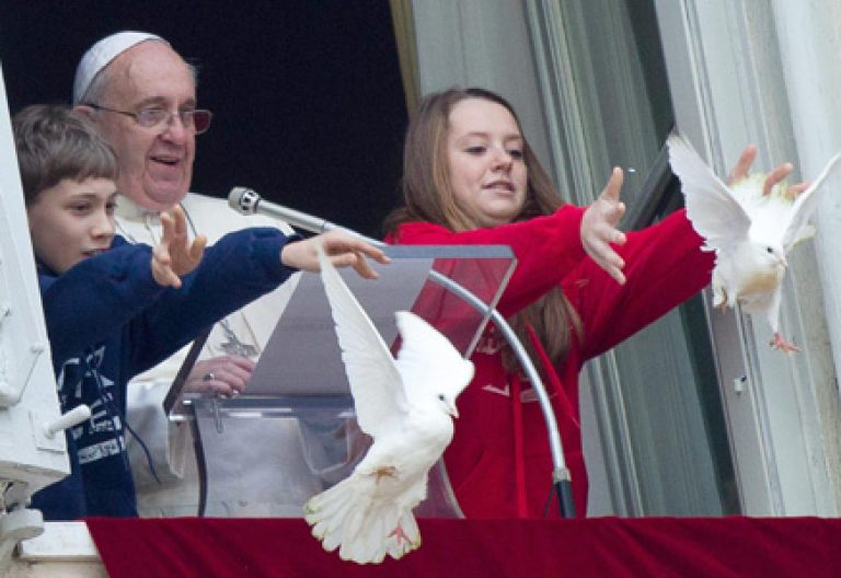 papa Francisco junto a dos niños sueltan palomas de la paz durante el rezo del Angelus 26 enero 2014
