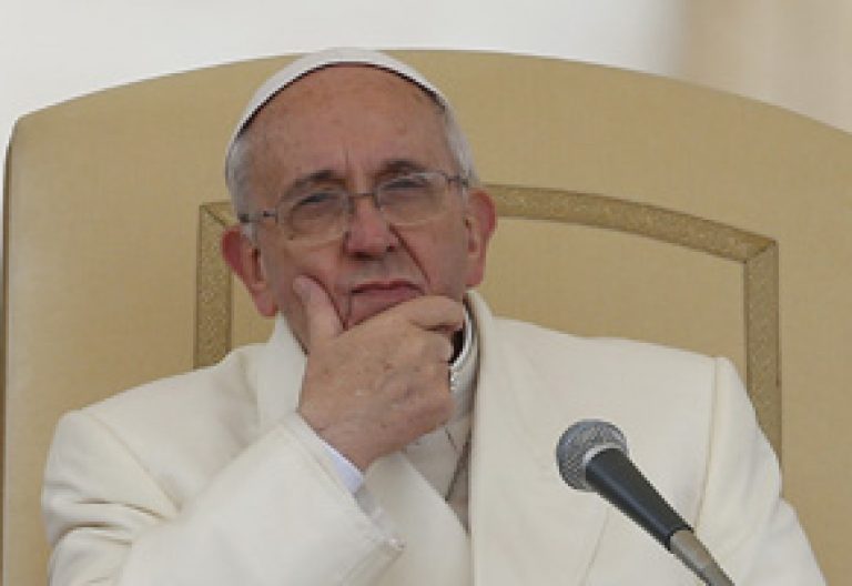 papa Francisco serio durante la audiencia general miércoles 22 enero 2014