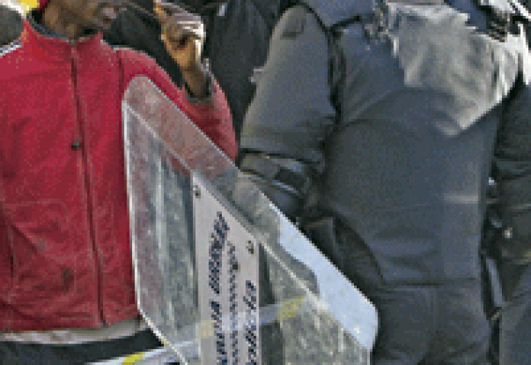 policía con inmigrantes en la calle