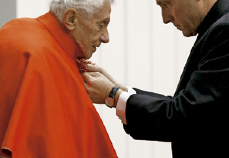 Benedicto XVI con su secretario personal, monseñor George Ganswein