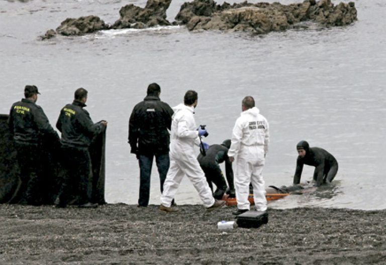 la Guardia Civil rescata el cadáver de un subsahariano en la playa del Tarajal en Ceuta febrero 2014