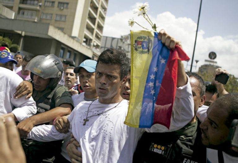 Leopoldo López, opositor del gobierno en Venezuela, detenido por la policía febrero 2014