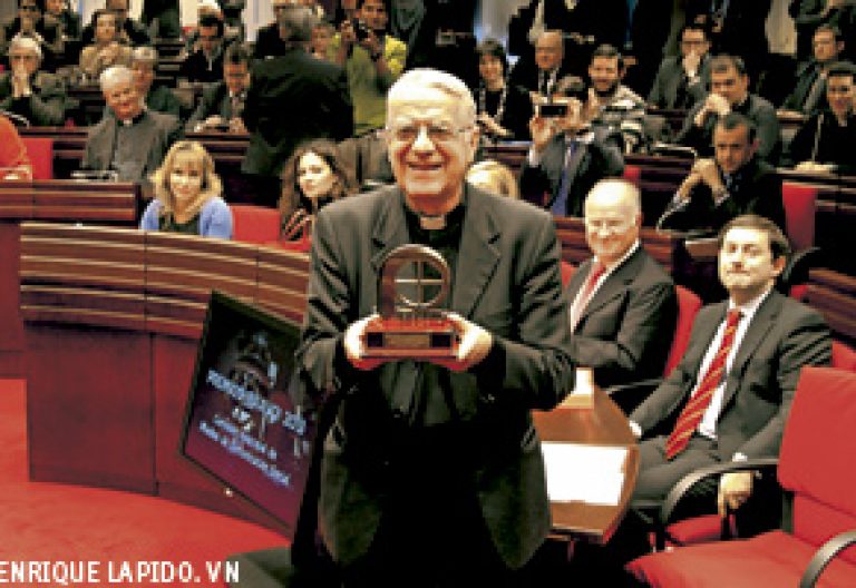 entrega de los Premios ¡Bravo! 2013 de la CEE, Federico Lombardi premio Especial
