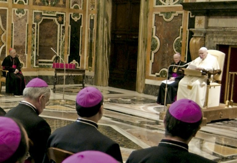 obispos españoles en visita ad limina a Roma con Juan Pablo II en 2005