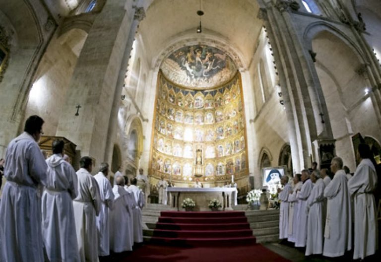 sacerdotes en una celebración en la catedral vieja de Salamanca