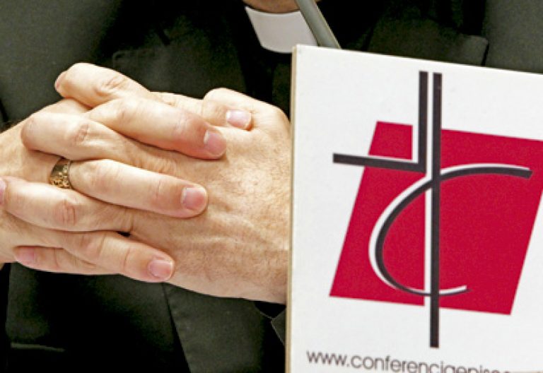 obispo con el logo de la Conferencia Episcopal Española