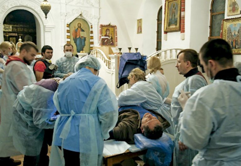 víctimas de la violencia en Ucrania atendidos en un hospital improvisado en una catedral ortodoxa