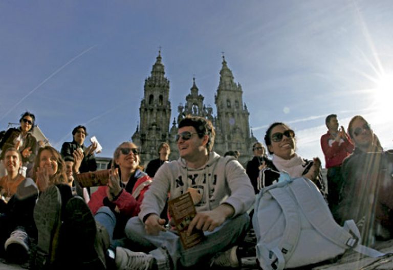 jóvenes sentados en la Plaza del Obradoiro de Santiago de Compostela