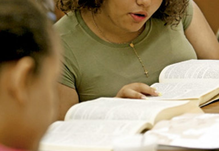 mujeres leyendo la Biblia sesión de estudio en grupo