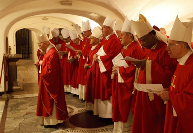 grupo de obispos rezan en la gruta de los papas en Roma durante una visita ad limina
