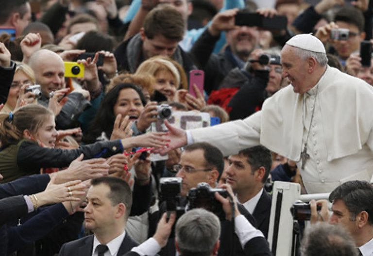 papa Francisco saluda a los fieles peregrinos en la Plaza de San Pedro audiencia general de los miércoles 19 febrero 2014