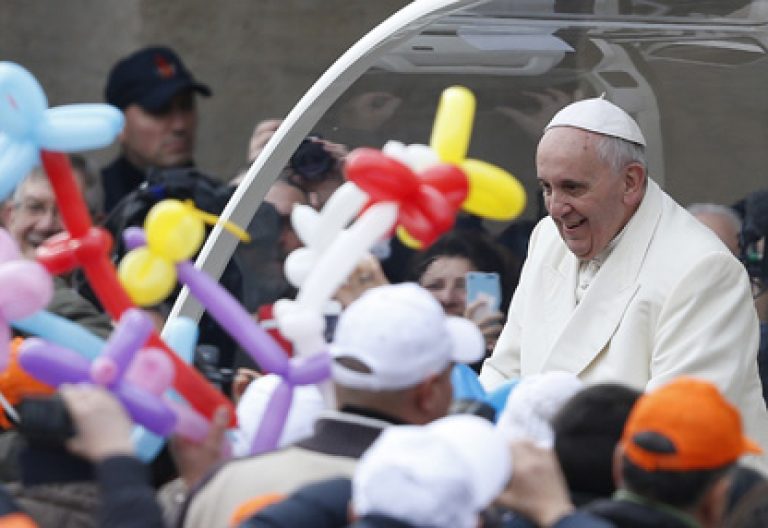 papa Francisco en papamóvil recibido entre globos de colores audiencia general miércoles 12 febrero 2013