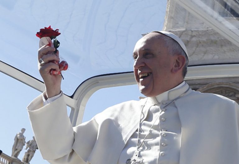 papa Francisco sostiene una rosa roja durante el encuentro con 20.000 novios en San Pedro 14 febrero 2014
