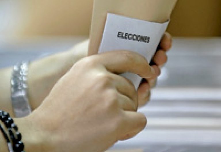 joven con sobres y papeletas para votar en una urna