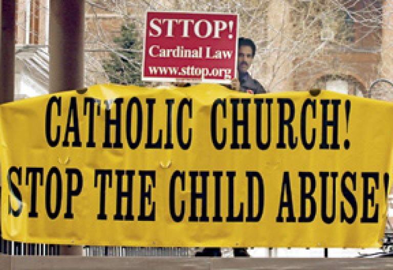 manifestación contra los sacerdotes pederastas que cometen abusos sexuales a menores dentro de la Iglesia
