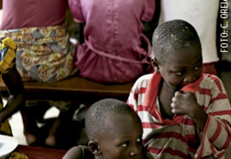proyecto de Manos Unidas en África niños en la escuela