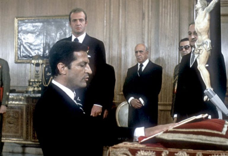 Adolfo Suárez ante un crucifijo jura el cargo de presidente del Gobierno 1976