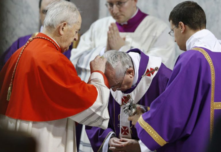 papa Francisco recibe la imposición de la ceniza el Miércoles de Ceniza 5 marzo 2014 del cardenal Tomko
