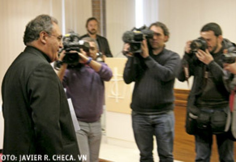 José María Gil Tamayo secretario general y portavoz de la CEE en rueda de prensa después de la Asamblea Plenaria de los obispos españoles marzo 2014