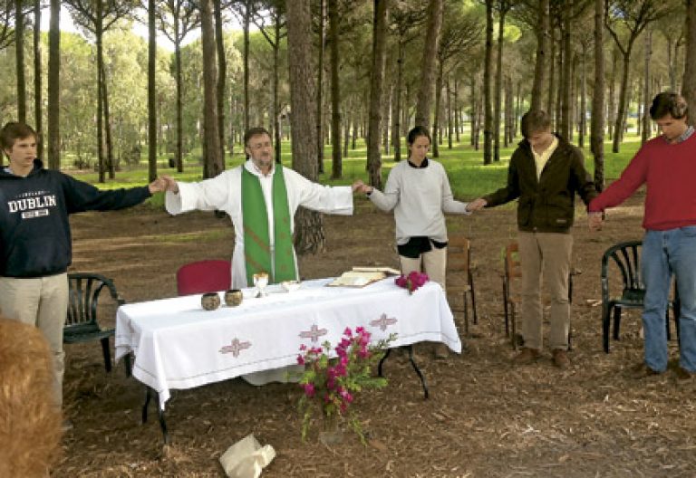 sacerdote Lázaro Albar durante una eucaristía con jóvenes en el campo