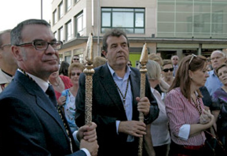 el alcalde de Parla Madrid en una procesión
