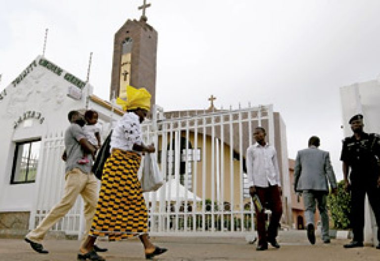 fieles católicos de Nigeria van a misa