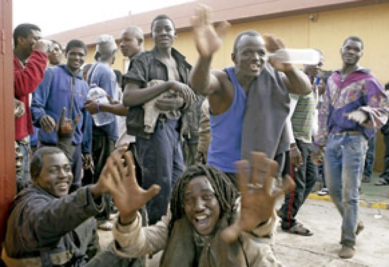 inmigrantes después de saltar la valla de Melilla