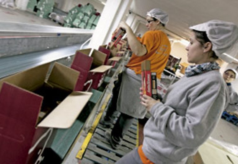 mujeres trabajadoras en una fábrica