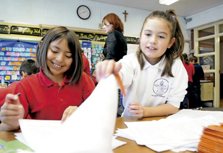 dos niñas en clase alumnas en una escuela católica