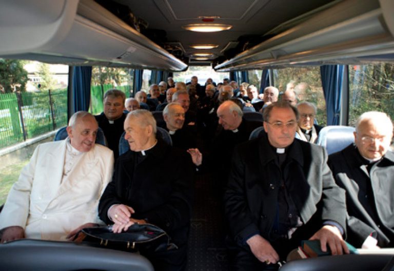 papa en autobús con miembros de la Curia regresan de los ejercicios espirituales de Cuaresma al Vaticano desde Ariccia 14 marzo 2014