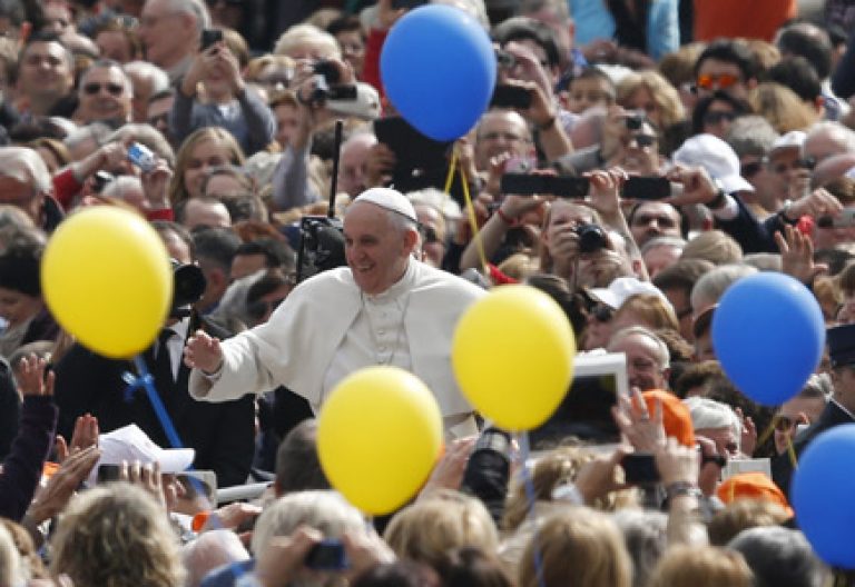 papa Francisco en la audiencia general 19 marzo 2014 festividad de San José rodeado de globos azules y amarillos