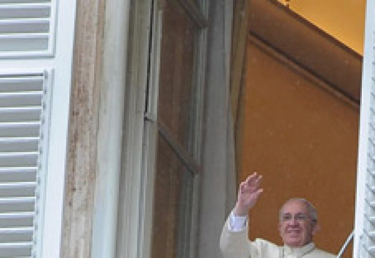 papa Francisco en el rezo del Angelus desde la ventana del apartamento pontificio 2 marzo 2014