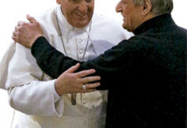 papa Francisco con el sacerdote Luigi Ciotti, fundador de asociación Libera de ayuda a las víctimas de la mafia