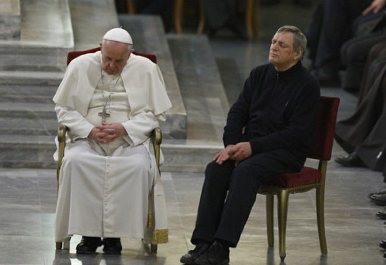 papa Francisco reza durante una jornada con víctimas de la mafia 21 marzo 2014