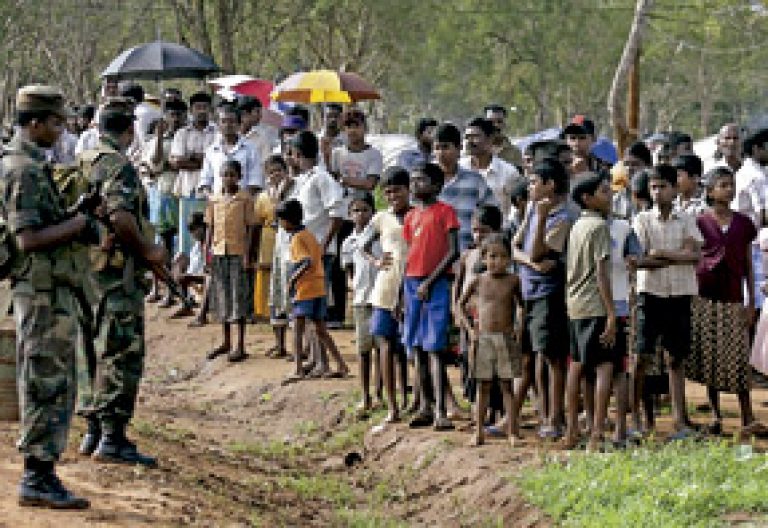 Soldados de Sri Lanka vigilan un campamento de refugiados tamiles