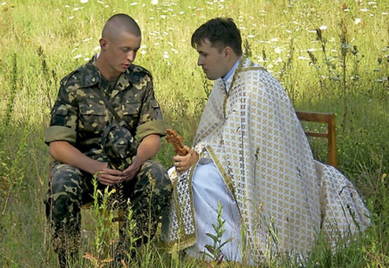 sacerdote confiesa a un militar
