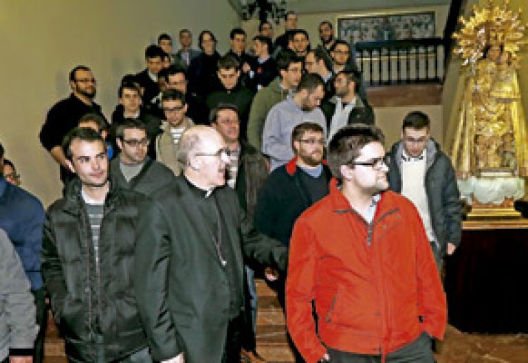 Carlos Osoro arzobispo de Valencia con un grupo de seminaristas