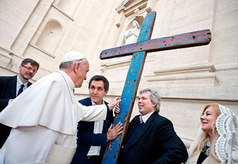 Papa Francisco bendición cruz pateras Lampedusa