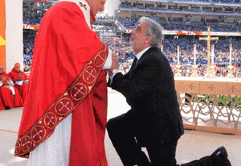 Plácido Domingo ante el papa Benedicto XVI, en 2008.