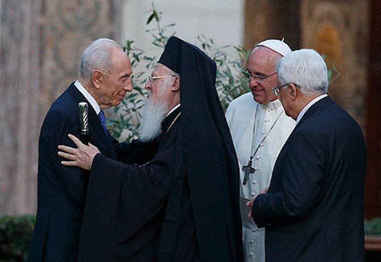 oración por la paz en Oriente Medio, convocada en el Vaticano junio 2014 con papa Francisco, Bartolomé I y los presidentes de Israel y Palestina, Shimon Peres y Mahmoud Abbas