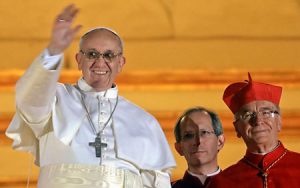 El papa Francisco tras ser elegido con el cardenal Hummes a su izquierda.